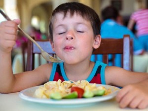 enfant qui mange